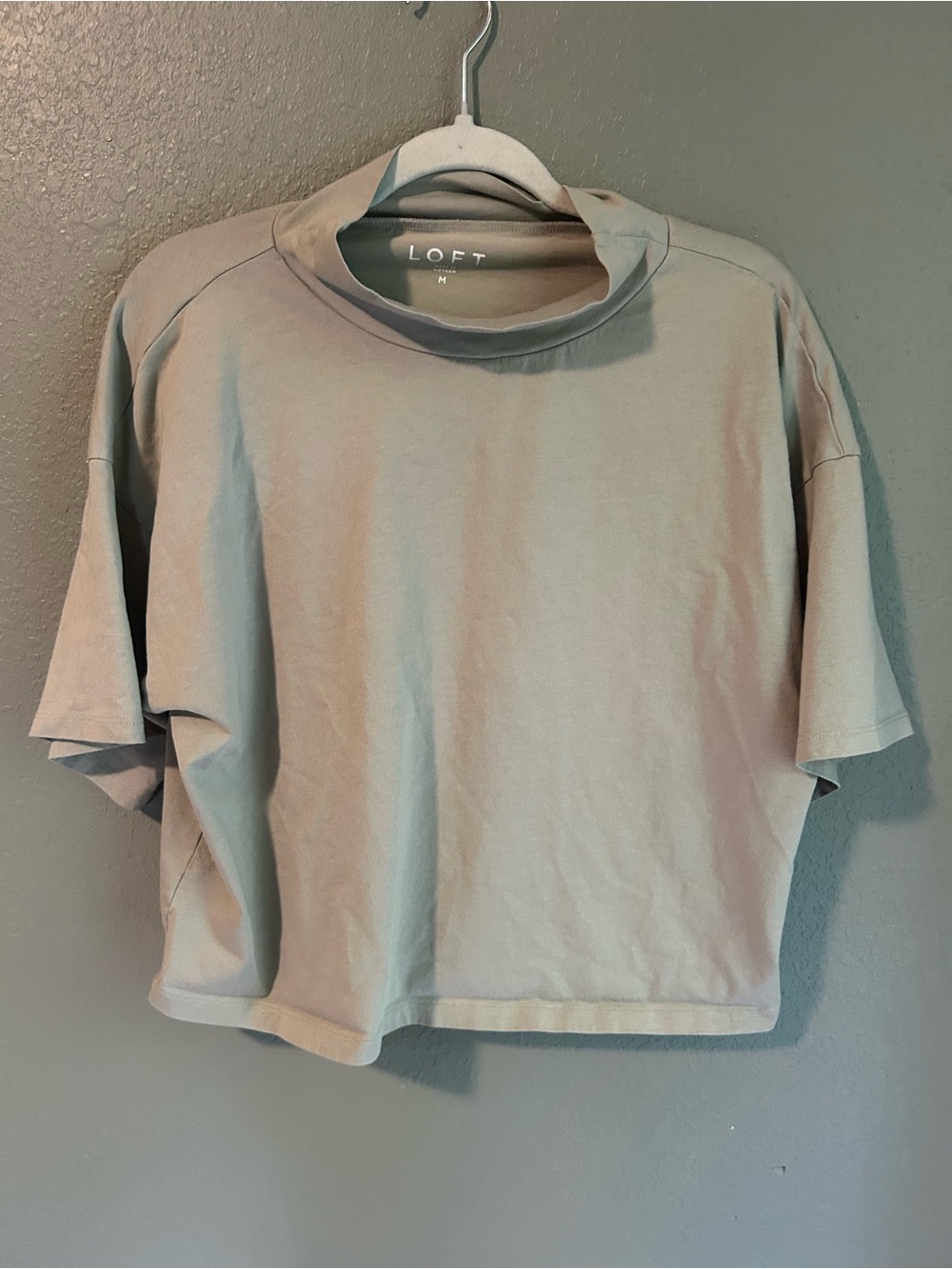 Loft green cropped t-shirt with mock neck. Size M #loft #croptop